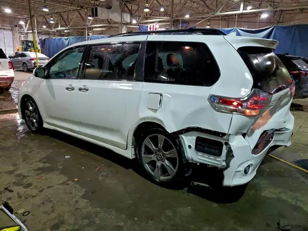 5TDXZ3DC7JS934732 2018 TOYOTA SIENNA - Image 2