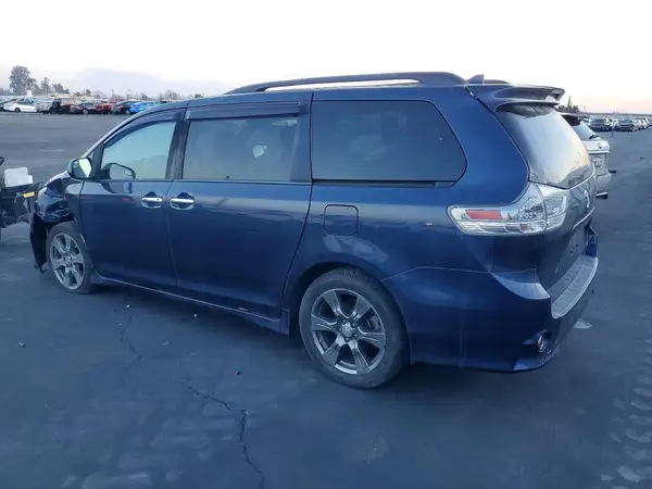 5TDXZ3DC7JS951305 2018 TOYOTA SIENNA - Image 2
