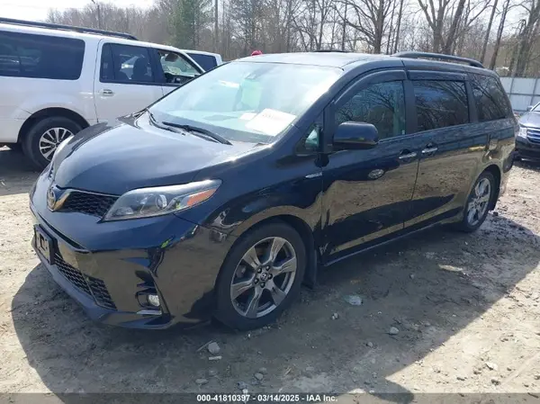 5TDXZ3DC7JS955175 2018 TOYOTA SIENNA - Image 2