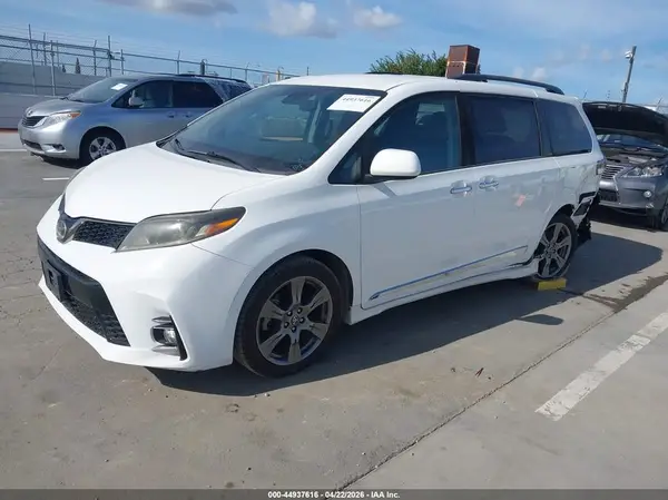 5TDXZ3DC7JS956035 2018 TOYOTA SIENNA - Image 2