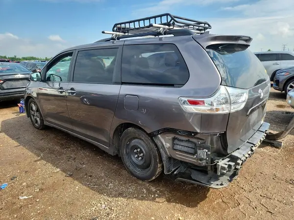 5TDXZ3DC7JS959257 2018 TOYOTA SIENNA - Image 2