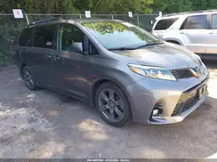 5TDXZ3DC7JS960988 2018 TOYOTA SIENNA