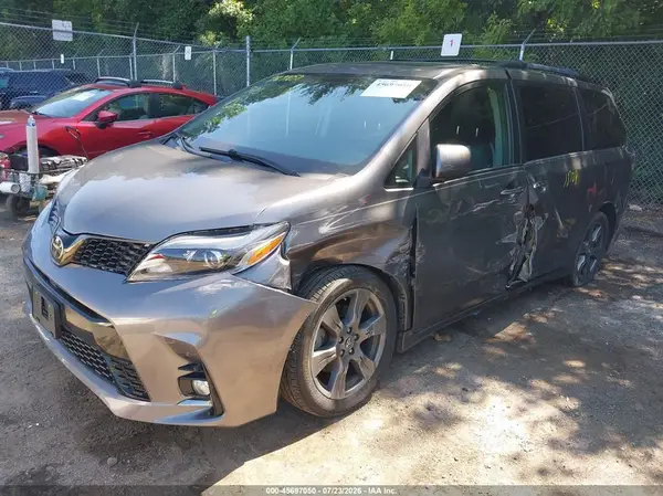 5TDXZ3DC7JS960988 2018 TOYOTA SIENNA - Image 2