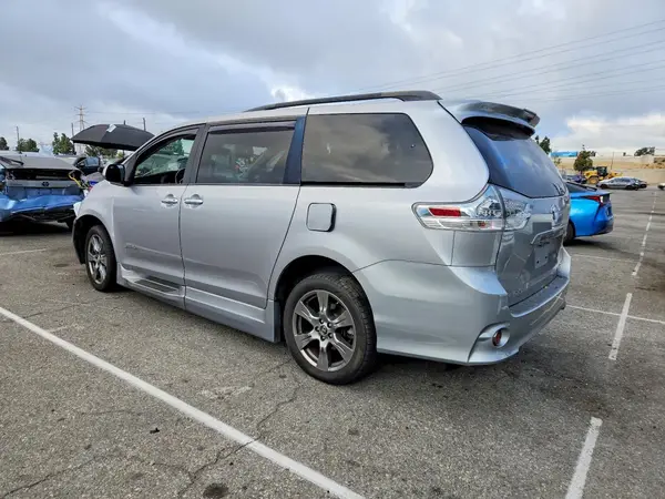 5TDXZ3DC7JS964779 2018 TOYOTA SIENNA - Image 2