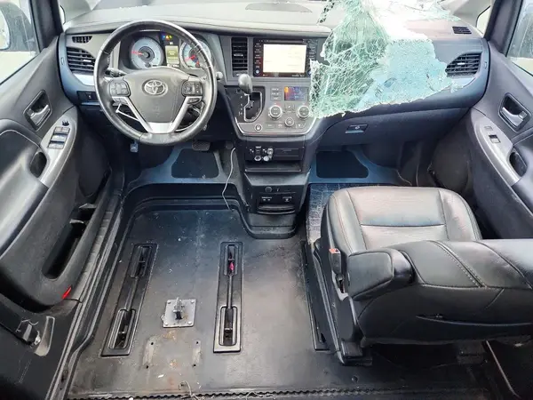 5TDXZ3DC7JS964779 2018 TOYOTA SIENNA - Image 8