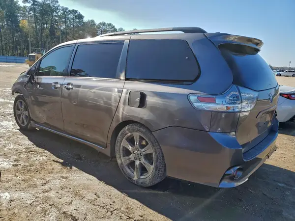 5TDXZ3DC7KS979543 2019 TOYOTA SIENNA - Image 2