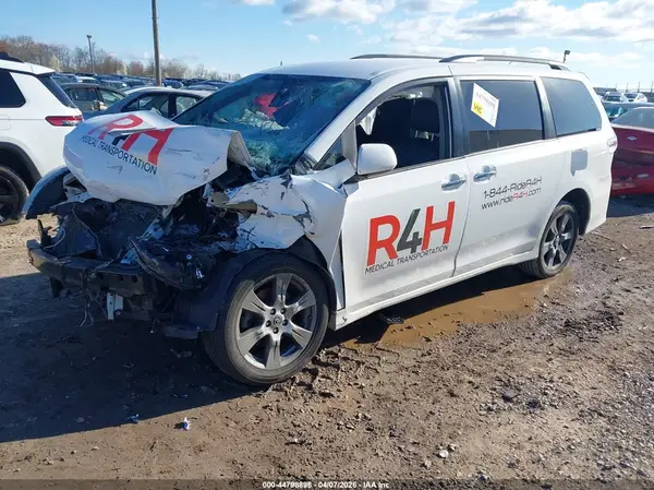 5TDXZ3DC7KS984855 2019 TOYOTA SIENNA - Image 2