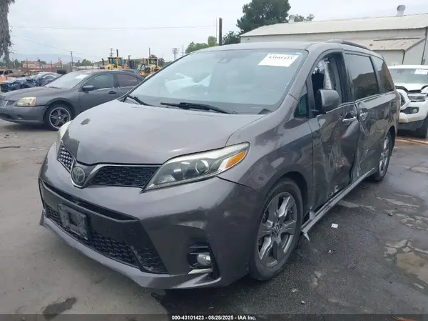 5TDXZ3DC7KS987609 2019 TOYOTA SIENNA - Image 2