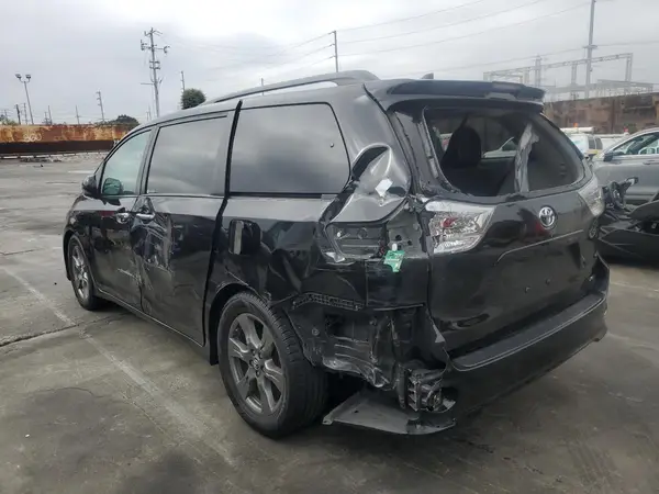 5TDXZ3DC7KS998173 2019 TOYOTA SIENNA - Image 2