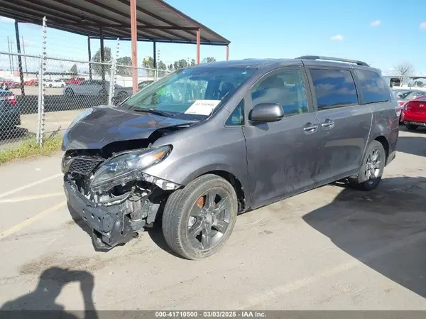 5TDXZ3DC7LS031564 2020 TOYOTA SIENNA - Image 2