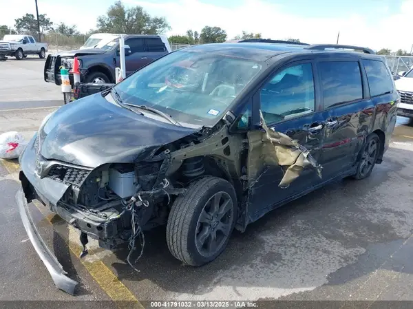5TDXZ3DC7LS062183 2020 TOYOTA SIENNA - Image 2