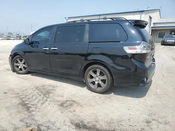 5TDXZ3DC8HS776542 2017 TOYOTA SIENNA - Image 2