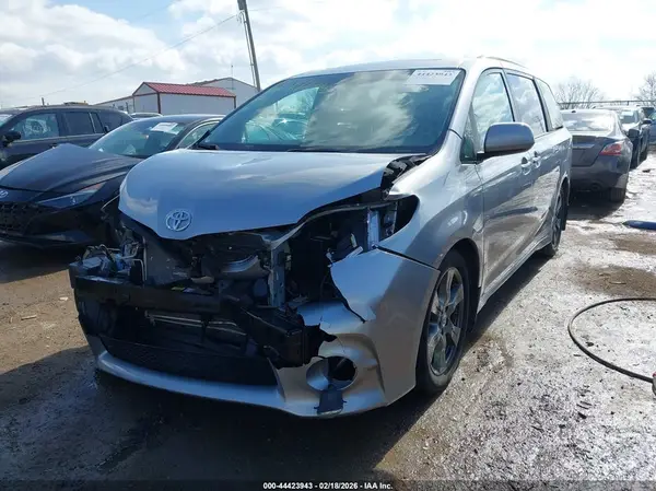 5TDXZ3DC8HS780655 2017 TOYOTA SIENNA - Image 2