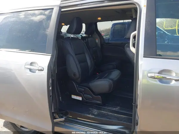 5TDXZ3DC8HS780655 2017 TOYOTA SIENNA - Image 8