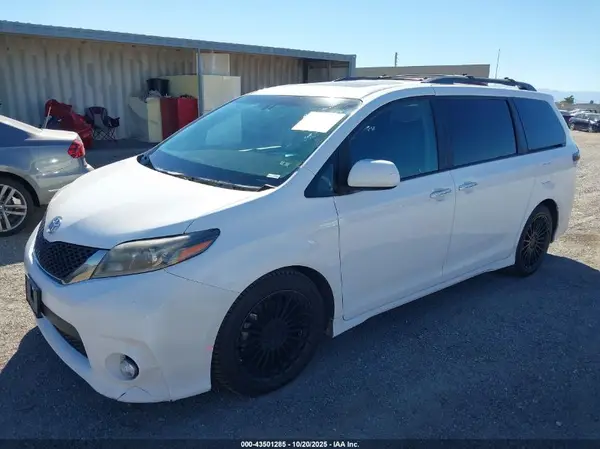 5TDXZ3DC8HS783989 2017 TOYOTA SIENNA - Image 2