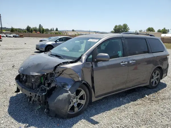 5TDXZ3DC8HS785838 2017 TOYOTA SIENNA - Image 1