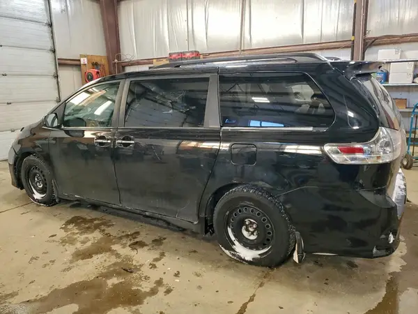 5TDXZ3DC8HS788464 2017 TOYOTA SIENNA - Image 2