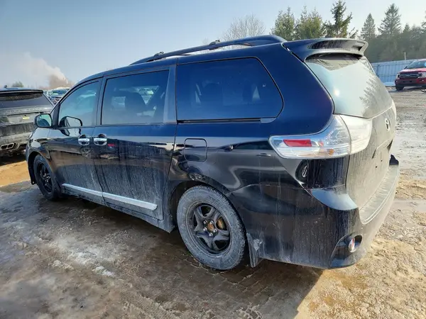 5TDXZ3DC8HS793163 2017 TOYOTA SIENNA - Image 2