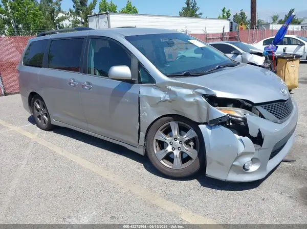 5TDXZ3DC8HS796970 2017 TOYOTA SIENNA - Image 1