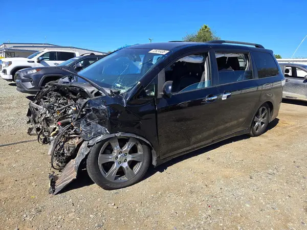 5TDXZ3DC8HS797035 2017 TOYOTA SIENNA - Image 1