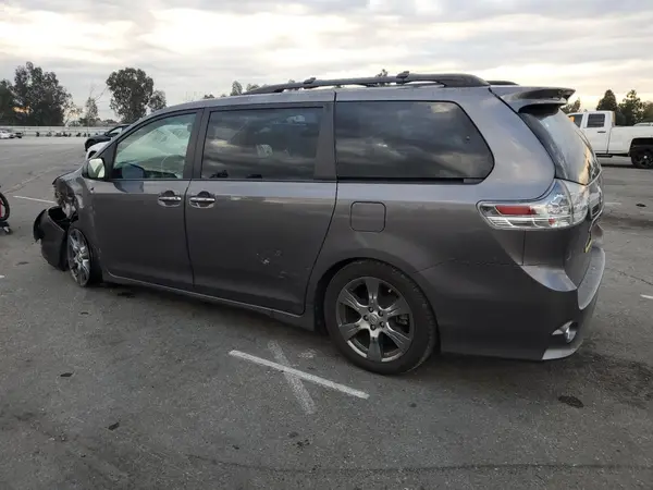 5TDXZ3DC8HS801648 2017 TOYOTA SIENNA - Image 2