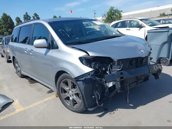 5TDXZ3DC8HS810964 2017 TOYOTA SIENNA - Image 1