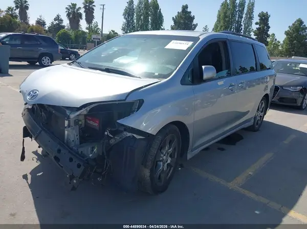 5TDXZ3DC8HS810964 2017 TOYOTA SIENNA - Image 2