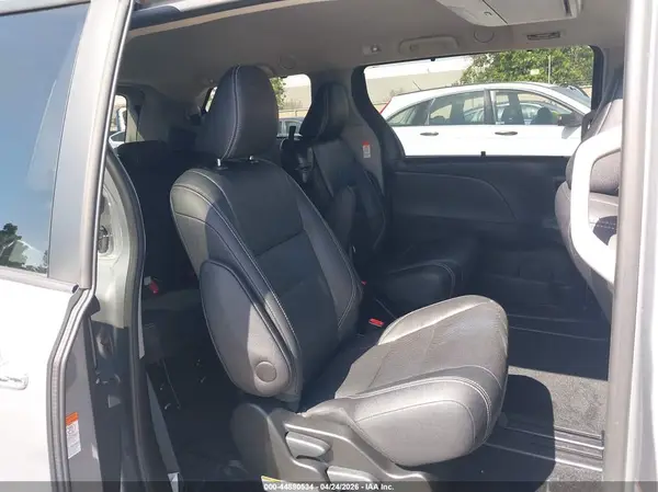 5TDXZ3DC8HS810964 2017 TOYOTA SIENNA - Image 8
