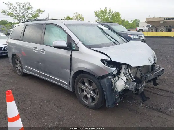 5TDXZ3DC8HS814206 2017 TOYOTA SIENNA - Image 1