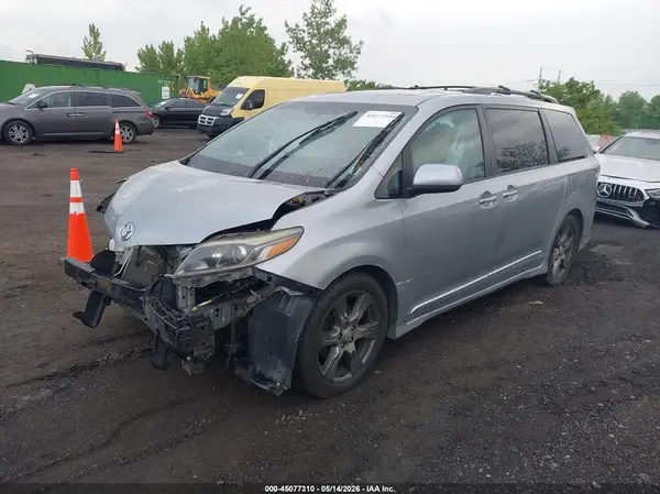 5TDXZ3DC8HS814206 2017 TOYOTA SIENNA - Image 2