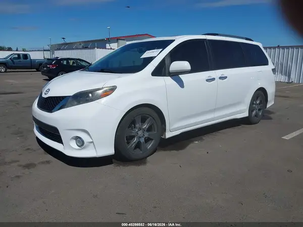 5TDXZ3DC8HS818305 2017 TOYOTA SIENNA - Image 2