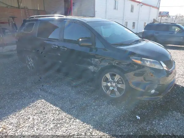 5TDXZ3DC8HS818336 2017 TOYOTA SIENNA - Image 1