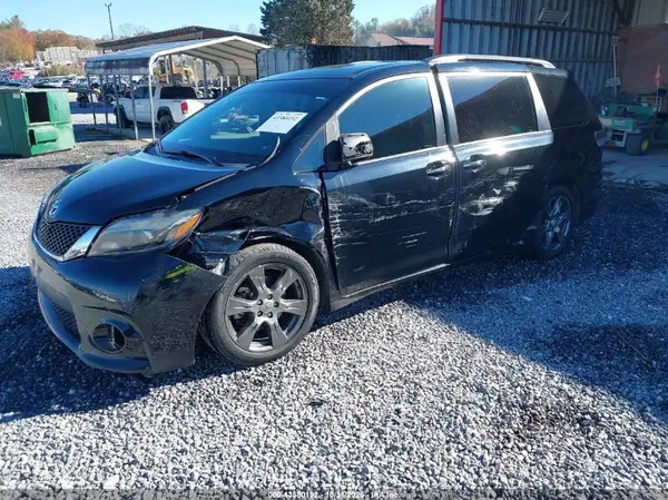 5TDXZ3DC8HS818336 2017 TOYOTA SIENNA - Image 2