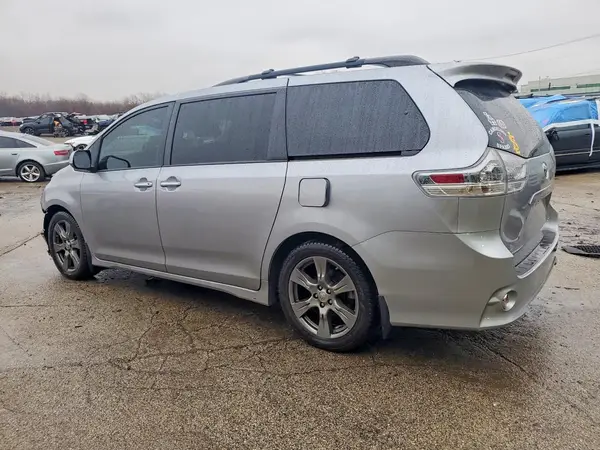 5TDXZ3DC8HS821382 2017 TOYOTA SIENNA - Image 2