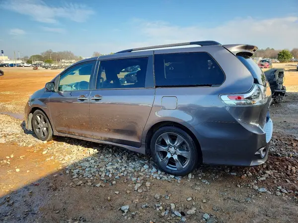5TDXZ3DC8HS824959 2017 TOYOTA SIENNA - Image 2