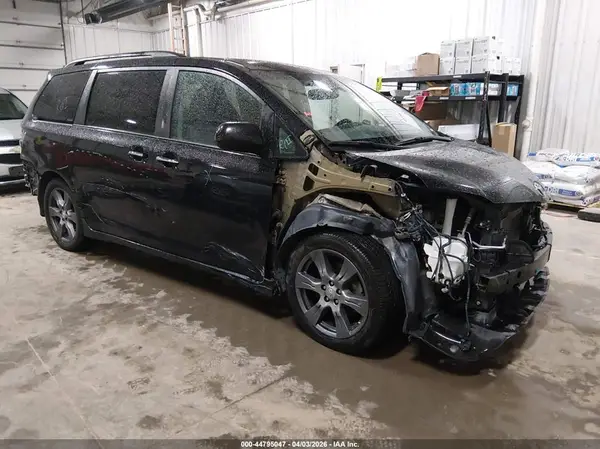 5TDXZ3DC8HS828672 2017 TOYOTA SIENNA - Image 1