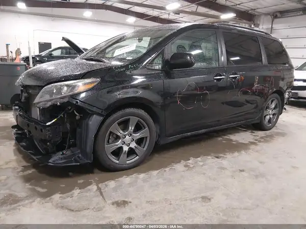 5TDXZ3DC8HS828672 2017 TOYOTA SIENNA - Image 2