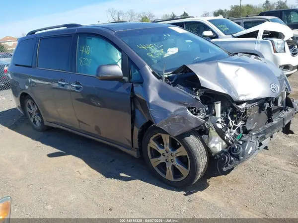 5TDXZ3DC8HS830468 2017 TOYOTA SIENNA - Image 1