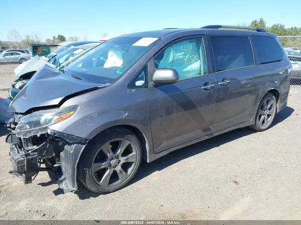 5TDXZ3DC8HS830468 2017 TOYOTA SIENNA - Image 2