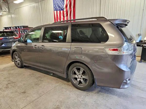 5TDXZ3DC8HS839798 2017 TOYOTA SIENNA - Image 2
