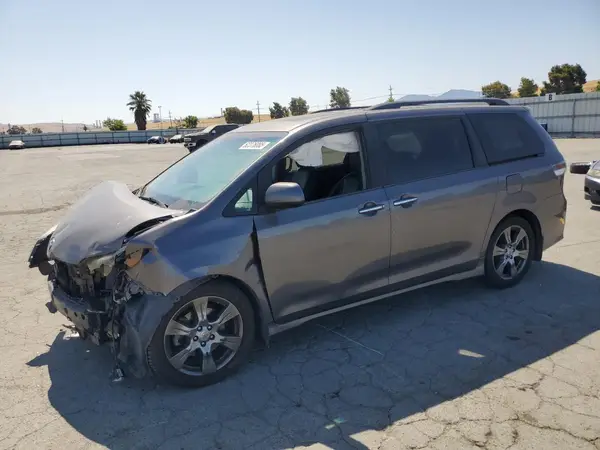 5TDXZ3DC8HS840899 2017 TOYOTA SIENNA - Image 1
