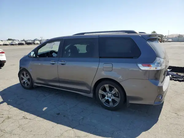 5TDXZ3DC8HS840899 2017 TOYOTA SIENNA - Image 2