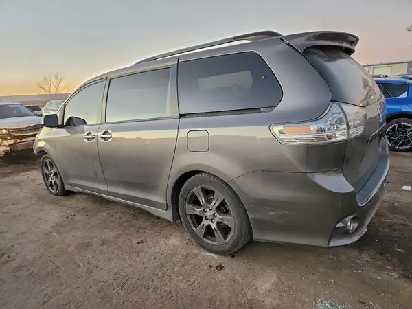 5TDXZ3DC8HS846282 2017 TOYOTA SIENNA - Image 2