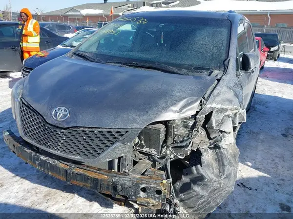 5TDXZ3DC8HS849313 2017 TOYOTA SIENNA - Image 2
