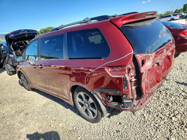 5TDXZ3DC8HS850025 2017 TOYOTA SIENNA - Image 2
