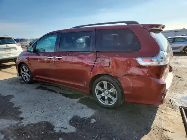 5TDXZ3DC8HS850753 2017 TOYOTA SIENNA - Image 2
