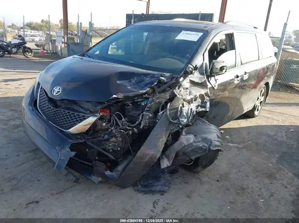 5TDXZ3DC8HS860067 2017 TOYOTA SIENNA - Image 2