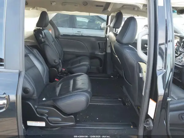 5TDXZ3DC8HS860067 2017 TOYOTA SIENNA - Image 8