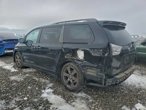 5TDXZ3DC8HS868279 2017 TOYOTA SIENNA - Image 2