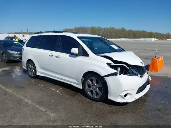 5TDXZ3DC8HS871148 2017 TOYOTA SIENNA - Image 1